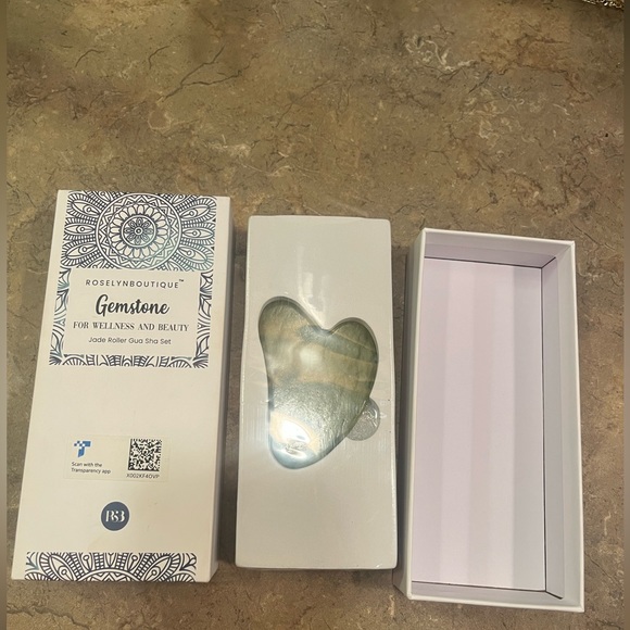 ROSELYNBOUTIQUE Jade Face Roller- Gua Sha Facial Tools. (Green w Jade Roller) - Picture 7 of 12